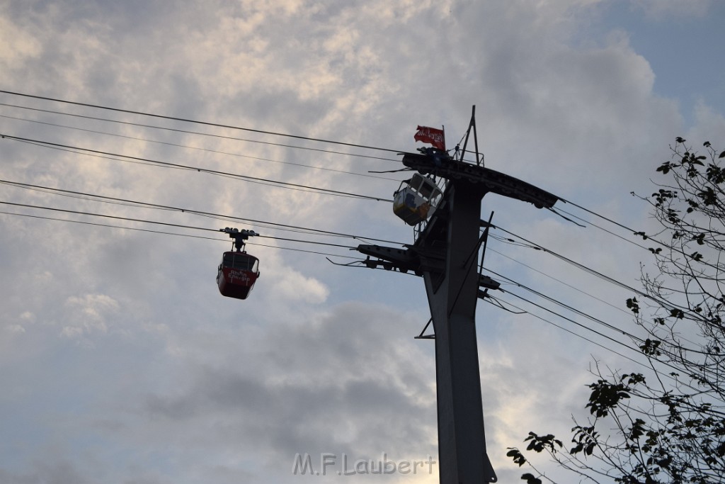 Koelner Seilbahn Gondel blieb haengen Koeln Linksrheinisch P785.JPG - Miklos Laubert